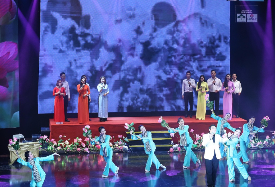 Chương trình nghệ thuật đặc biệt “Quà tháng 5 dâng Người” - 1 Chương trình Quà tháng 5 dâng Người 2017 đã để lại nhiều ấn tượng trong lòng khán giả.
