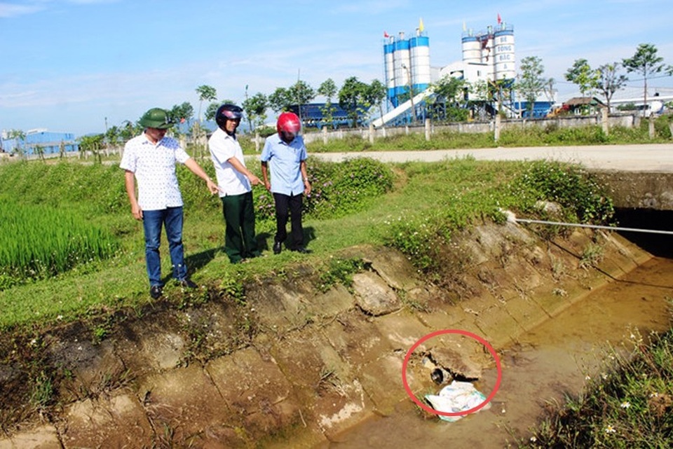 Cá chết rải rác quanh khu công nghiệp mới xây dựng - 2 Đoàn kiểm tra chỉ một đường ống nối từ một doanh nghiệp sản xuất bê tông tươi chạy thẳng ra kênh N3, nơi xảy ra hiện tượng cá chết bất thường.