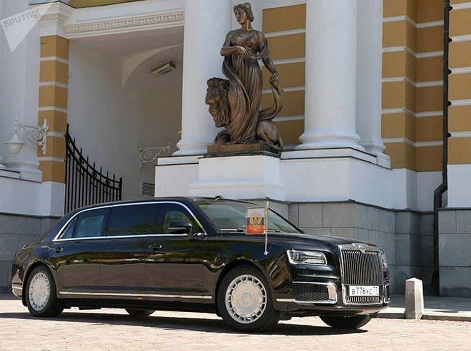 Cận cảnh chiếc xe bọc thép mới của ông Putin - 4
Gương cửa và bộ la-zăng cũng phảng phất phong cách Rolls-Royce.