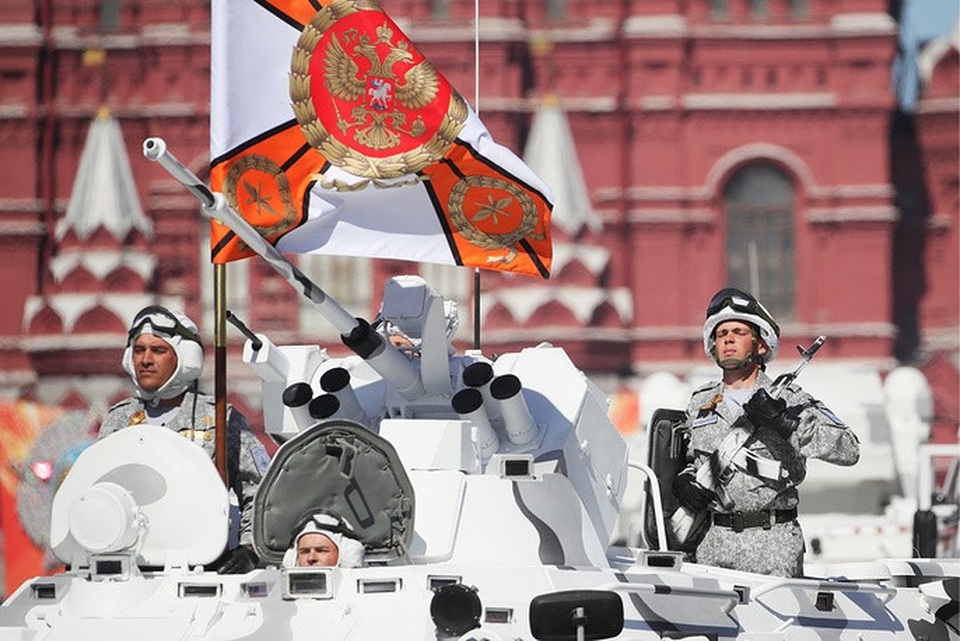 Dàn vũ khí hùng hậu của Nga trong lễ duyệt binh - 1 Hệ thống tên lửa phòng không tầm ngắn Tor-M2DT phiên bản hoạt động tại Bắc Cực đặt trên xe DT-30 - phương tiện quân sự có khả năng vượt mọi địa hình tại lễ duyệt binh trên Quảng trường Đỏ ở thủ đô Moscow hôm nay 9/5.