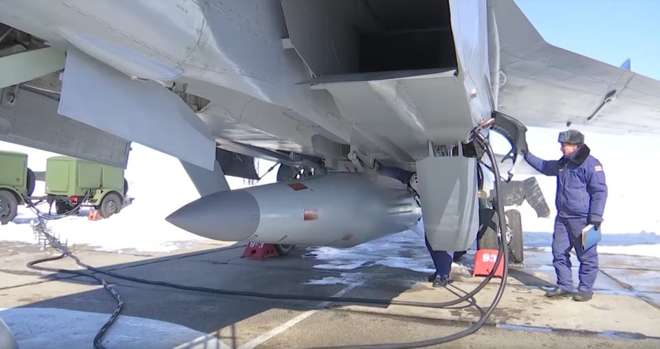 Dàn vũ khí hùng hậu sắp phô diễn sức mạnh trong lễ diễu binh Nga - 2 Tên lửa Kh-47M2 Kinzhal được trang bị bên dưới máy bay MiG-31BM (Ảnh: Bộ Quốc phòng Nga)