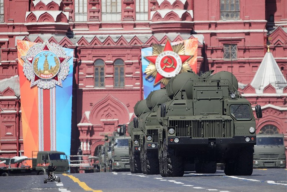Dàn vũ khí hùng hậu của Nga trong lễ duyệt binh - 2 Các hệ thống phòng thủ tên lửa S-400 Triumf - một trong những hệ thống phòng không hiện đại nhất thế giới phô diễn uy lực tại lễ duyệt binh.
