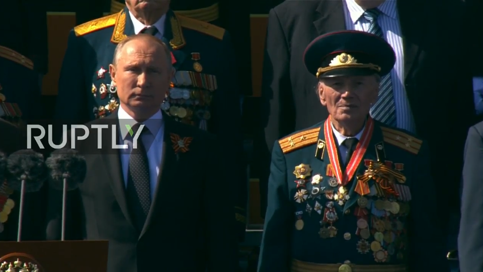 Nga trình diễn hàng trăm khí tài trong lễ duyệt binh mừng ngày Chiến thắng - 61
Tổng thống Nga Vladimir Putin (trái) theo dõi lễ duyệt binh