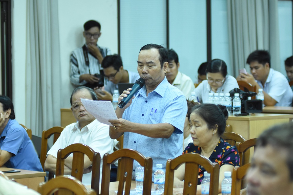 Cử tri căng bản đồ Thủ Thiêm, "dồn" nỗi bức xúc hàng chục năm khiếu kiện - 5
Rất nhiều người dân cho rằng nhà họ không ở trong địa phận quy hoạch Thủ Thiêm, sau này thành phố tự ý thêm vào.