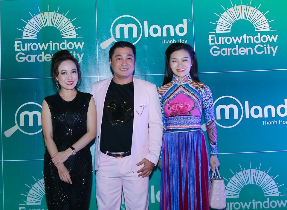 Lý Hùng cùng dàn sao “đổ bộ” event tại Thanh Hóa - 1 Lý Hùng diện nguyên “cây” hồng để tham dự sự kiện. Anh gặp lại BTV xinh đẹp Hoài Anh làm MC trong sự kiện