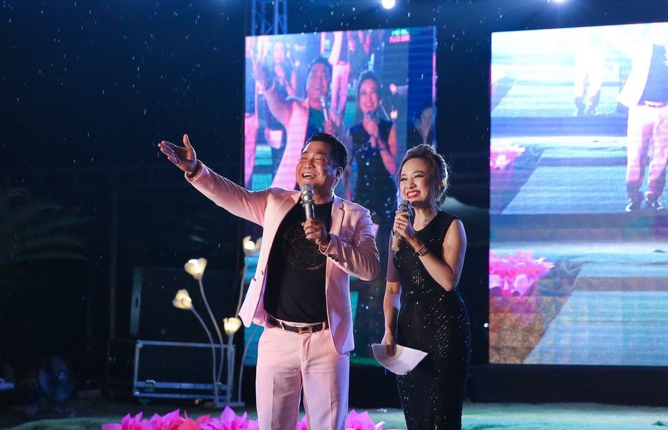 Lý Hùng cùng dàn sao “đổ bộ” event tại Thanh Hóa - 3 Lý Hùng trình diễn các ca khúc gắn liền với tên tuổi và chia sẻ bí quyết đầu tư bất động sản thành công, thu hút sự quan tâm của nhà đầu tư xứ Thanh