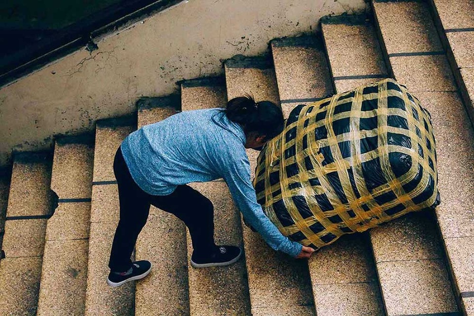 Nữ cửu vạn chợ Đồng Xuân oằn mình trong nắng đầu hè - 6 Có những bao tải nặng đến hàng tạ, các nữ lao động ở đây cũng không nề hà.