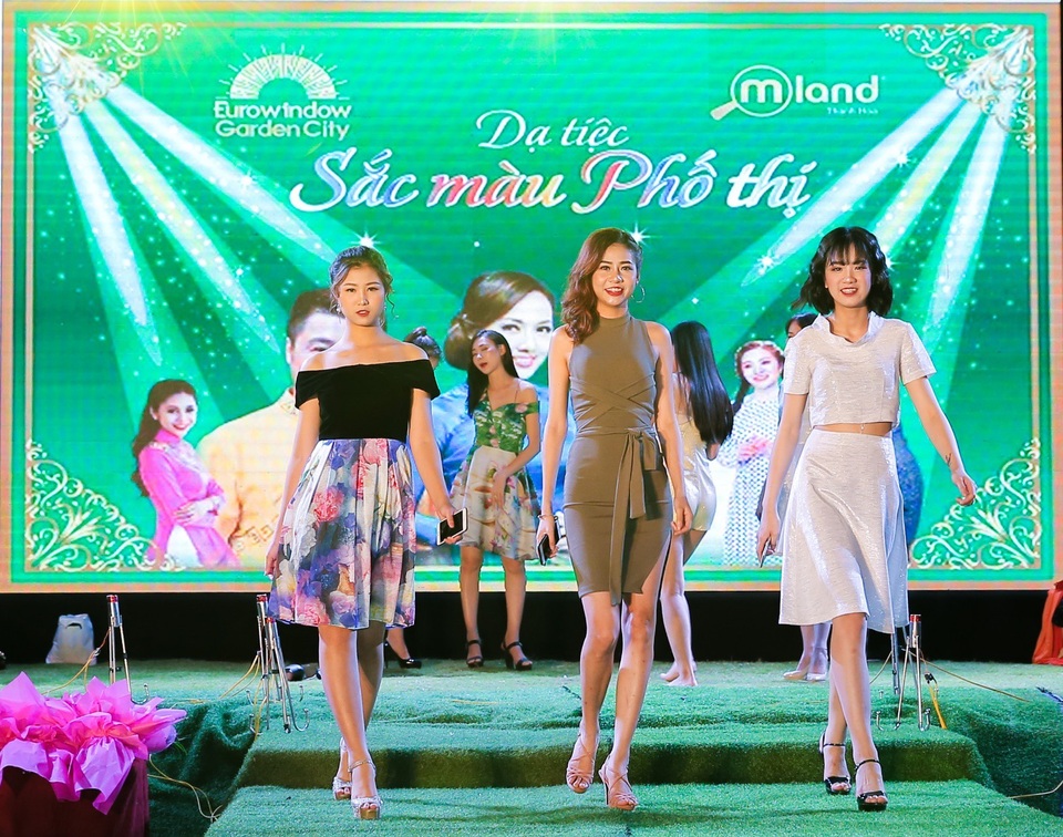 Lý Hùng cùng dàn sao “đổ bộ” event tại Thanh Hóa - 6 Hoa khôi Duyên dáng xứ Thanh 2015 Nguyễn Thị Phương Thảo (giữa) là vedette trong Bộ sưu tập “Sắc màu Phố thị” - NTK Việt Hùng