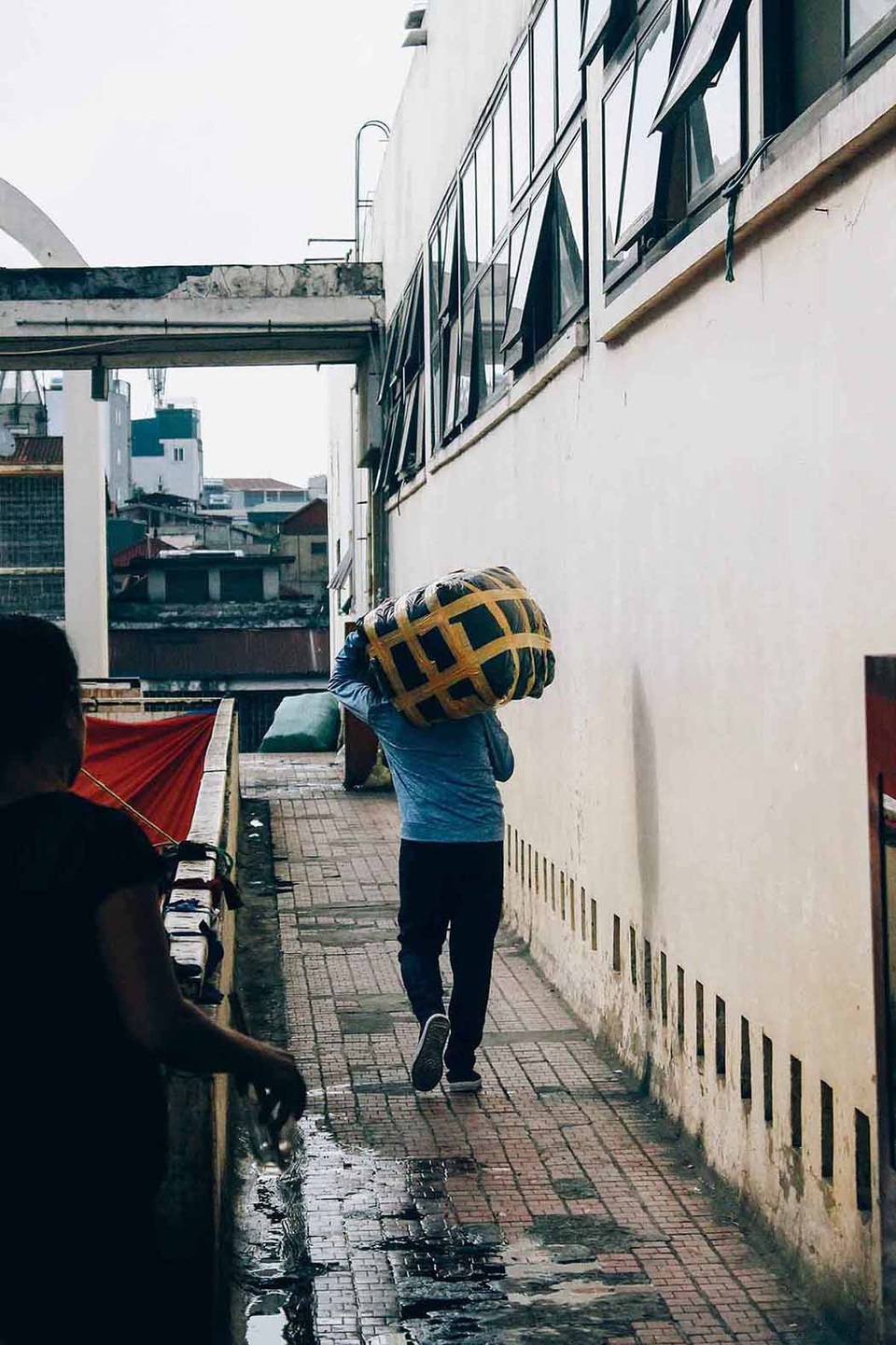 Nữ cửu vạn chợ Đồng Xuân oằn mình trong nắng đầu hè - 7 Chị Liên, quê ở Hưng Yên, chia sẻ: “Vào trước những ngày giao mùa, nhu cầu hàng lớn mỗi ngày nếu làm nhiều tôi cũng kiếm được 500.000 - 600.000 đồng. Có hôm tôi chờ cả ngày không có khách hoặc ít khách chỉ kiếm được khoảng vài chục nghìn đồng”.