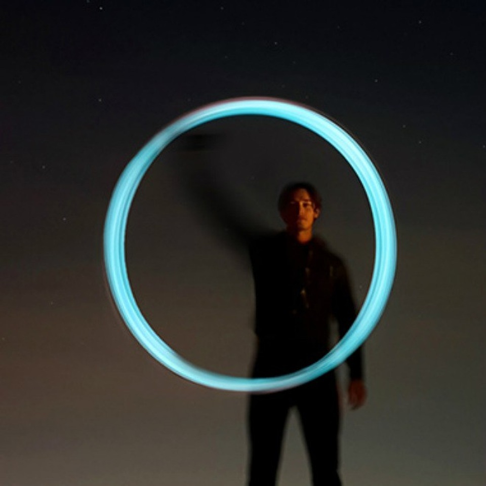 Hóa thành ảo thuật gia ánh sáng trong đêm. Hãy mang theo một số dụng cụ gậy phát sáng, đặt camera ở chế độ Pro Mode, vẽ vòng tròn với gậy phát sáng hoặc có thể bằng đèn flash của điện thoại. Bạn có 2 giây để tạo ra bức ảnh nghệ thuật này.