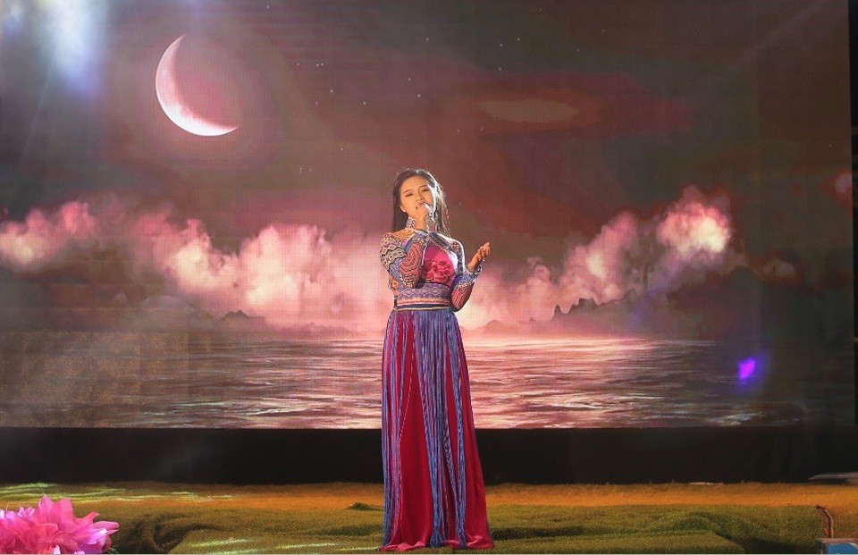 Lý Hùng cùng dàn sao “đổ bộ” event tại Thanh Hóa - 7 Ca sĩ Lê Ngọc Thúy diện trang phục nổi bật