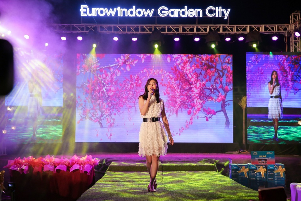 Lý Hùng cùng dàn sao “đổ bộ” event tại Thanh Hóa - 8 Ca sĩ Huệ Thương – Top 8 Vietnam Idol năm 2012 trình diễn ca khúc sôi động