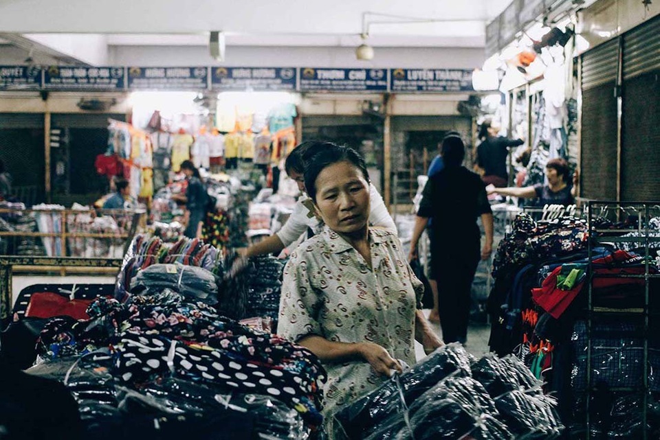 Nữ cửu vạn chợ Đồng Xuân oằn mình trong nắng đầu hè - 9 Dù khó nhọc, mệt mỏi nhưng đây là nguồn thu nhập quan trọng đối với những lao động nữ nhập cư giúp họ nuôi sống bản thân, gia đình. Những giây phút nghỉ ngơi trên hành lang cầu thang của chợ.