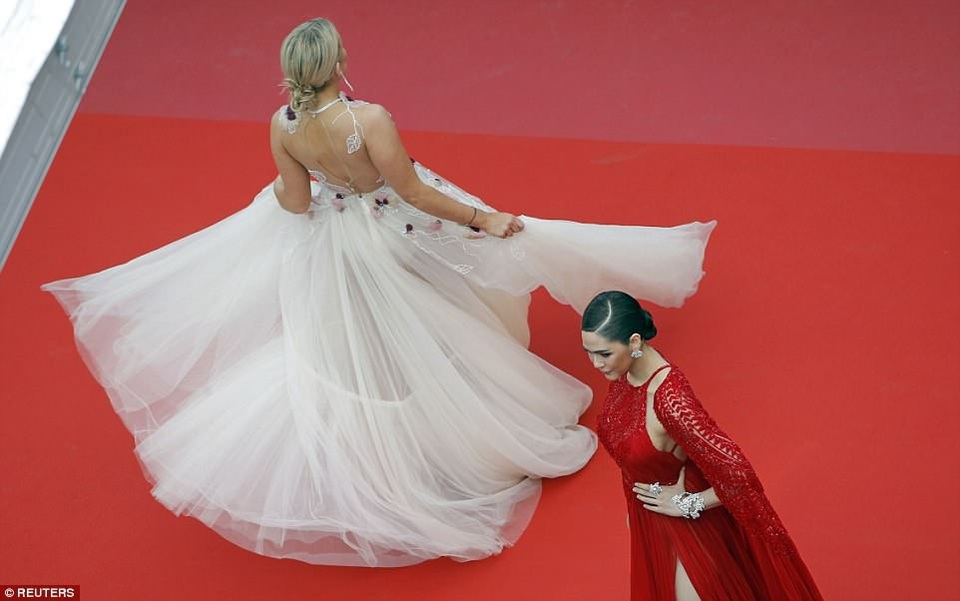 Dàn mỹ nhân mặc gì trong đêm khai mạc LHP Cannes 2018? - 15
Cô diện chiếc váy quyến rũ và trẻ trung.