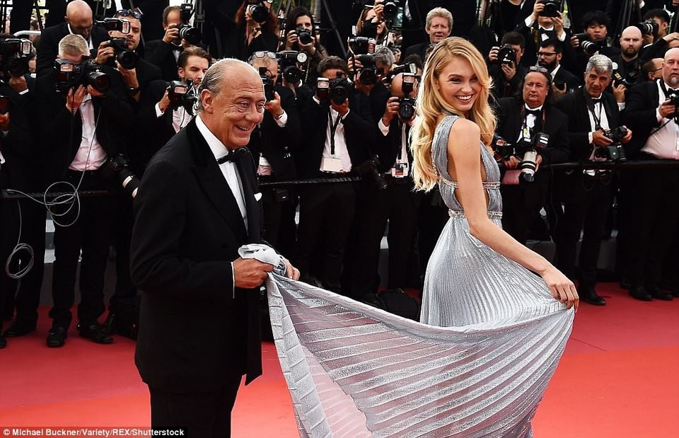 Dàn mỹ nhân mặc gì trong đêm khai mạc LHP Cannes 2018? - 18
Siêu mẫu của Victorias Secret - Romee Strijd biến thảm đỏ Cannes 2018 thành sàn diễn thời trang của chính mình.