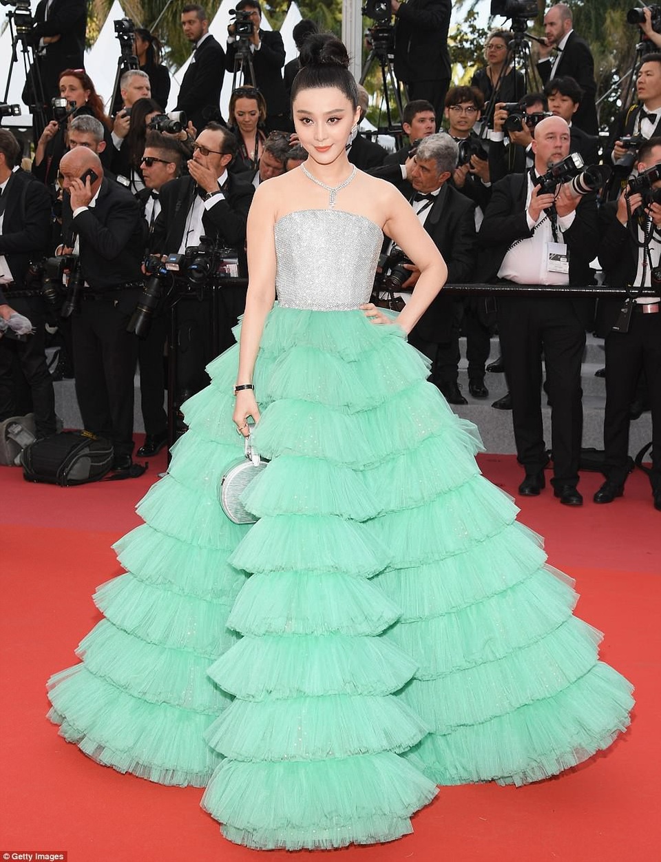 Dàn mỹ nhân mặc gì trong đêm khai mạc LHP Cannes 2018? - 25
Phạm Băng Băng diện một chiếc đầm công chúa có kiểu dáng cổ điển.