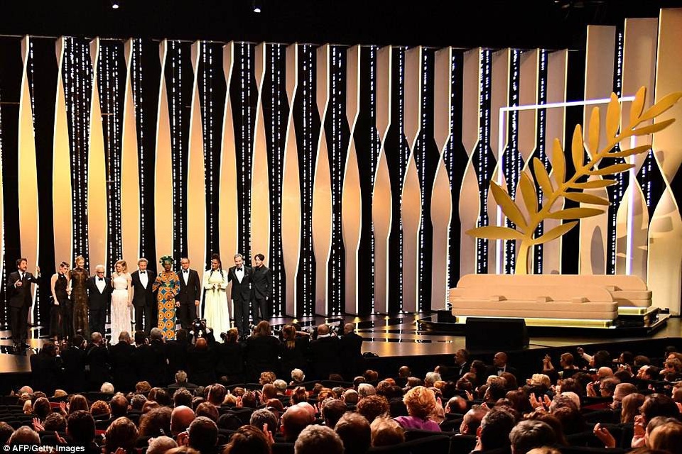 Dàn mỹ nhân mặc gì trong đêm khai mạc LHP Cannes 2018? - 28
Dàn giám khảo của LHP Cannes 2018 cúi chào khách mời trong đêm khai mạc.