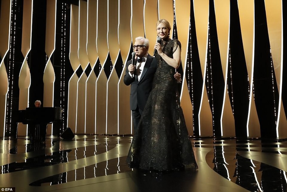 Dàn mỹ nhân mặc gì trong đêm khai mạc LHP Cannes 2018? - 33
Cate Blanchett chia sẻ cảm nghĩ về phong trào Times Up và #MeToo, một chiến dịch bảo vệ phụ nữ và nói không với xâm hại tình dục đang lan tỏa tại Hollywood.