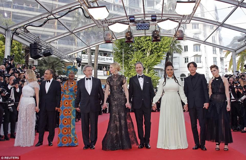 Dàn mỹ nhân mặc gì trong đêm khai mạc LHP Cannes 2018? - 9
Dàn giám khảo của LHP Cannes 2018 cùng cúi chào người hâm mộ và truyền thông.