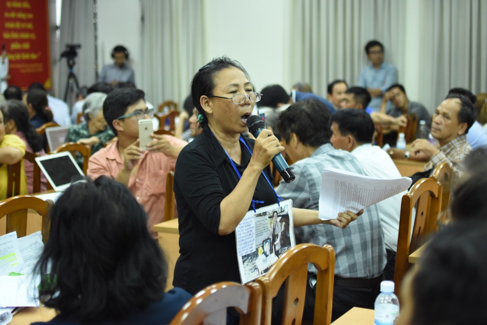 Cử tri căng bản đồ Thủ Thiêm, "dồn" nỗi bức xúc hàng chục năm khiếu kiện - 3 Cử tri có nhà bị giải tỏa đi khiếu kiện 10 năm nay chưa xong, yêu cầu đại biểu phải giải quyết dứt điểm