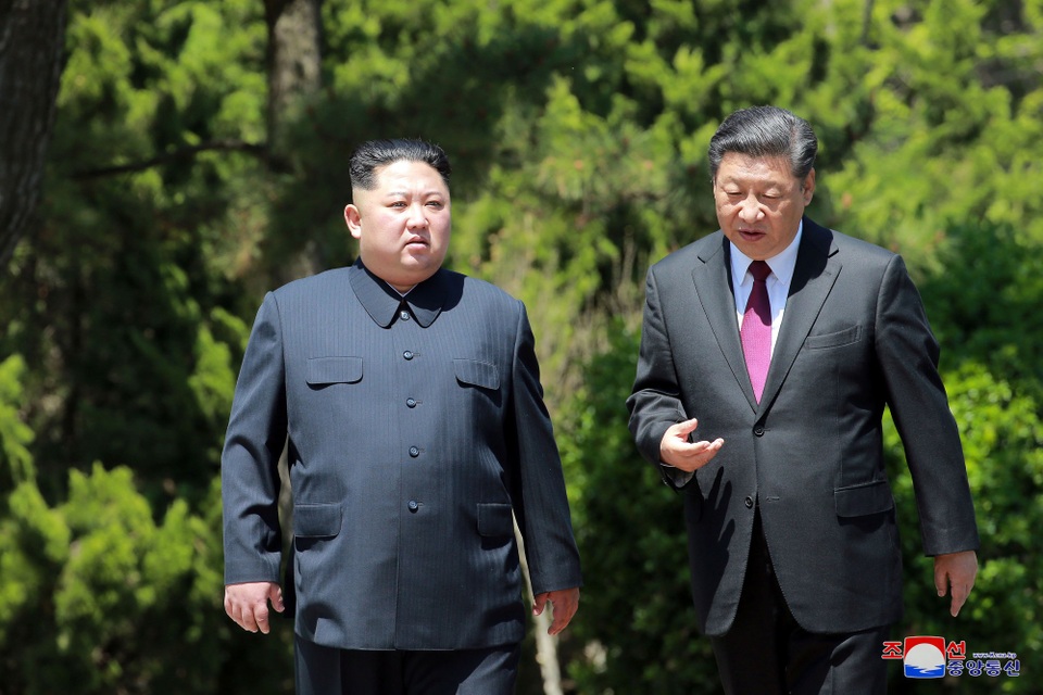 Chuyến thăm “kín tiếng” của ông Kim Jong-un tới Trung Quốc - 6 Theo Tân Hoa Xã, nhà lãnh đạo Kim Jong-un khẳng định Triều Tiên sẽ từ bỏ chương trình vũ khí hạt nhân nếu “các bên liên quan” dừng các hành động thù địch nhằm vào Bình Nhưỡng.