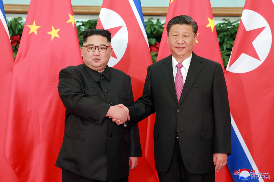 Chuyến thăm “kín tiếng” của ông Kim Jong-un tới Trung Quốc - 5 Tân Hoa Xã đưa tin ông Kim Jong-un quyết định gặp ông Tập Cận Bình lần hai để thông báo tình hình cho nhà lãnh đạo Trung Quốc, đồng thời hy vọng có thể tăng cường hợp tác và liên kết chiến lược với Trung Quốc, làm sâu sắc thêm quan hệ song phương và thúc đẩy hòa bình, ổn định khu vực.