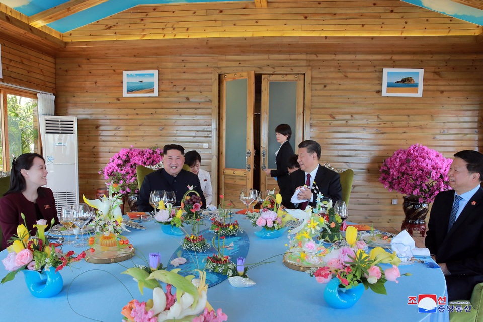 Chuyến thăm “kín tiếng” của ông Kim Jong-un tới Trung Quốc - 13 Em gái ông Kim Jong-un, bà Kim Yo-jong (trái), cũng tháp tùng anh trai trong chuyến thăm Trung Quốc lần này. Bà Kim hiện là Phó Chủ tịch Ủy ban Tuyên truyền đảng Lao động Triều Tiên.