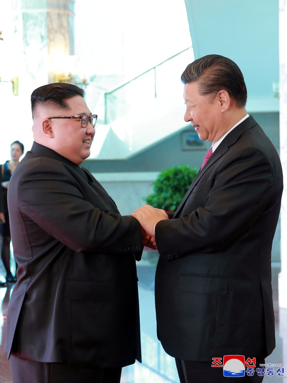 Chuyến thăm “kín tiếng” của ông Kim Jong-un tới Trung Quốc - 10 Hai nhà lãnh đạo dành cho nhau nhiều cử chỉ thân mật trong cuộc gặp tại Đại Liên.