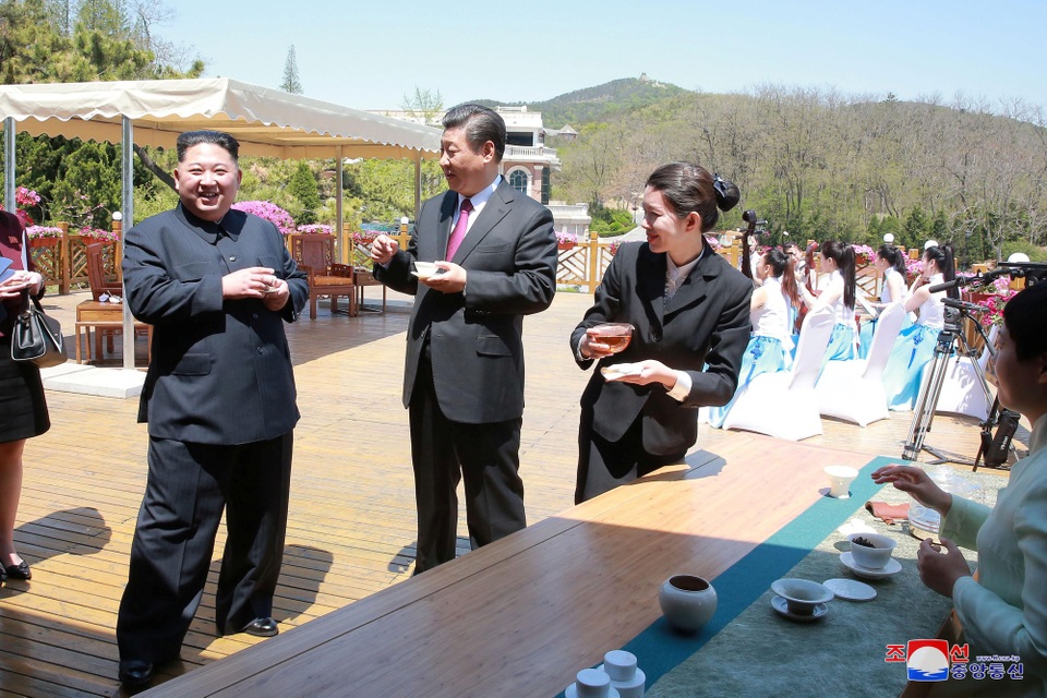 Chuyến thăm “kín tiếng” của ông Kim Jong-un tới Trung Quốc - 14 Hai nhà lãnh đạo cùng nhau uống trà và xem biểu diễn nghệ thuật.