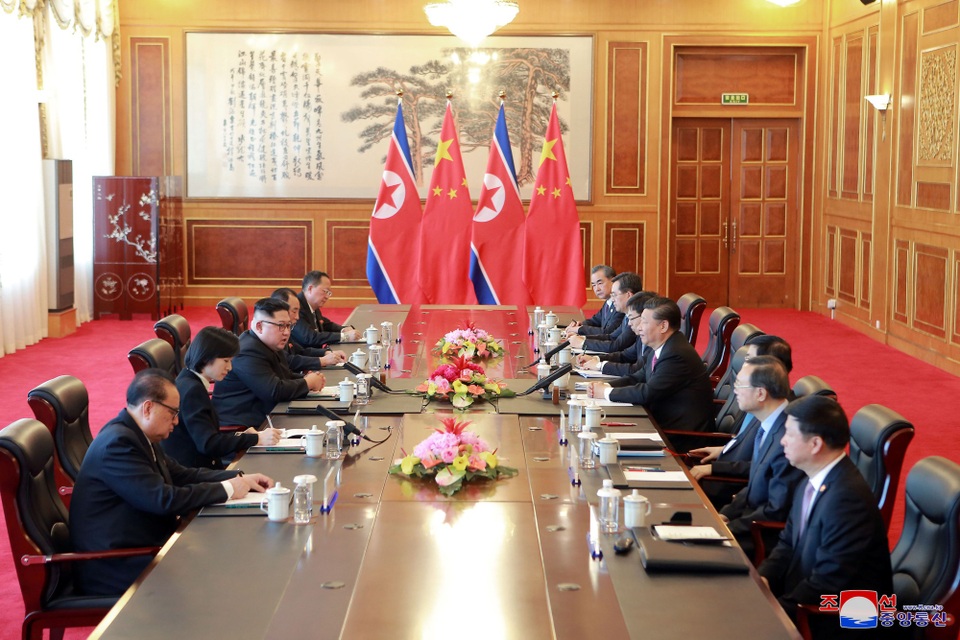 Chuyến thăm “kín tiếng” của ông Kim Jong-un tới Trung Quốc - 4 Nhà lãnh đạo Kim Jong-un đã hội đàm với Chủ tịch Tập Cận Bình. Truyền thông Trung Quốc đưa tin hai nhà lãnh đạo đã chia sẻ bầu không khí “hữu nghị và nồng ấm” trong cuộc hội đàm.