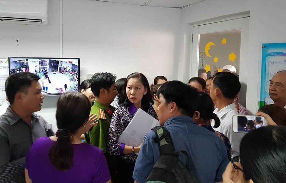 Đang đi làm, phụ huynh tá hỏa nghe tin trường mầm non bị rút giấy phép - 2 
Phụ huynh Trường mầm non Hoàng Lam quây lãnh đạo Phòng GD-ĐT huyện Bình Chành để phản đối quyết định rút giấy phép hoạt động của trường.