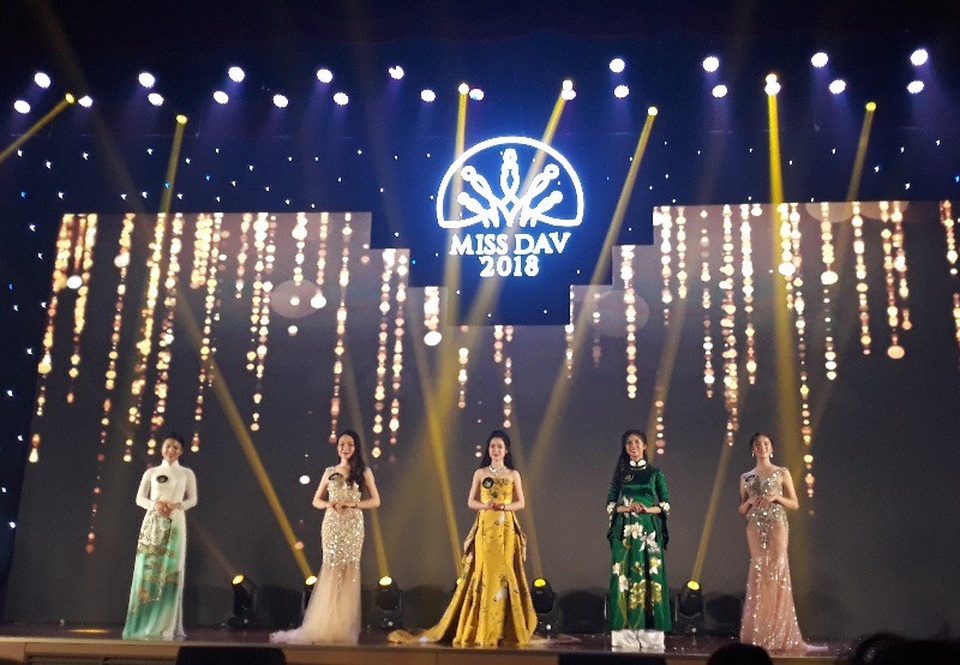 Xem nữ sinh Ngoại giao trổ tài “bắn” tiếng Anh trong cuộc thi Hoa khôi - 2
5 thí sinh tham gia phần thi Ứng xử của cuộc thi