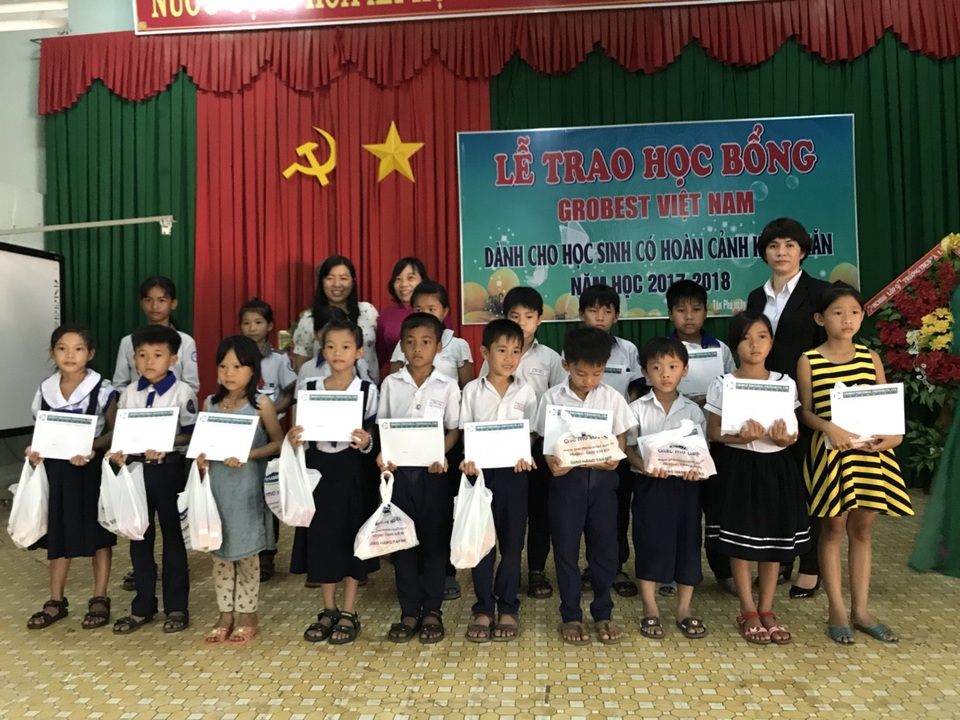 Trao 135 suất học bổng của Công ty Grobest Việt Nam đến học sinh Đồng Nai - 1 Các em học sinh nhận học bổng
