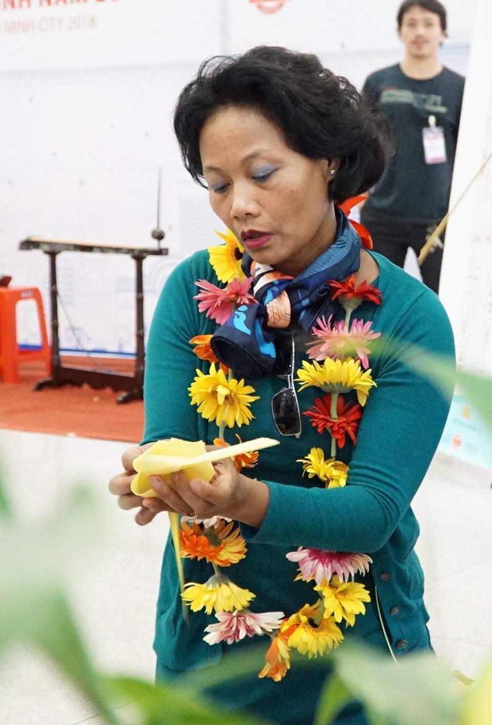 Bà ngồi gấp rất tập trung