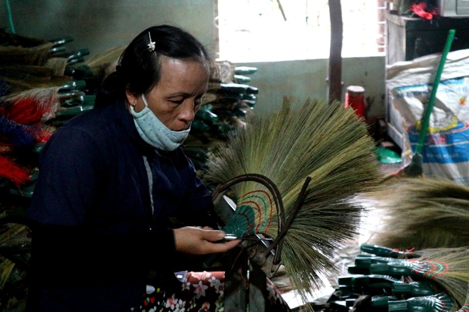 Để có được cây chổi đót vừa bền, đẹp, chắc phải có đôi tay khéo léo và chắc chắn ở mỗi công đoạn, nhất là công đoạn vào cán và bện chổi