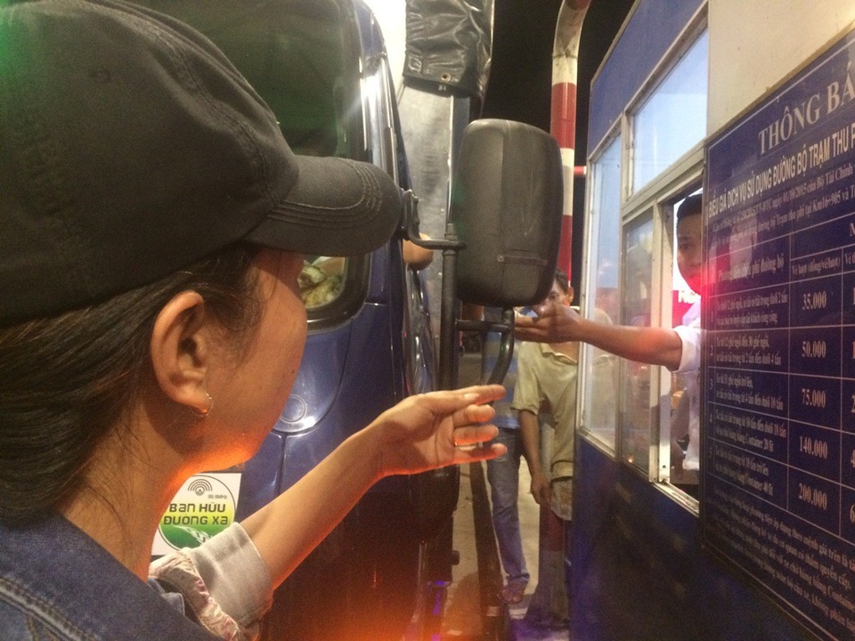 Thủ tướng giao Bộ GTVT kiểm tra, đánh giá lại vị trí đặt trạm T2 - 2 Phản ứng giữa một nữ chủ xe với nhân viên trạm thu phí T2 khi nhân viên này nói chị này gây rối trật tự ...