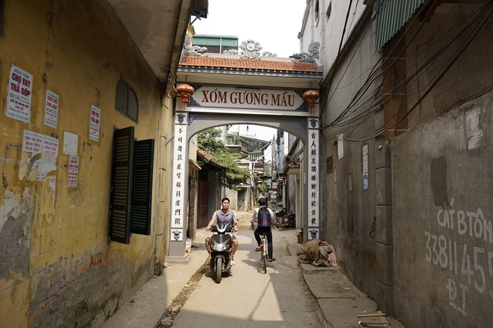 Thông điệp đặc biệt trên những cổng làng ngoại thành Hà Nội - 7
Cổng xóm gương mẫu mới được xây sửa nhưng mang dáng vẻ hoài cổ trong kiến trúc truyền thống. Các cổng làng xưa thường có dạng cổng tam quan: có 3 lối đi, một lối chính và 2 lối ngách. Cổng ngách đi lại hàng ngày, chỉ khi làng có việc mới mở cổng chính.
