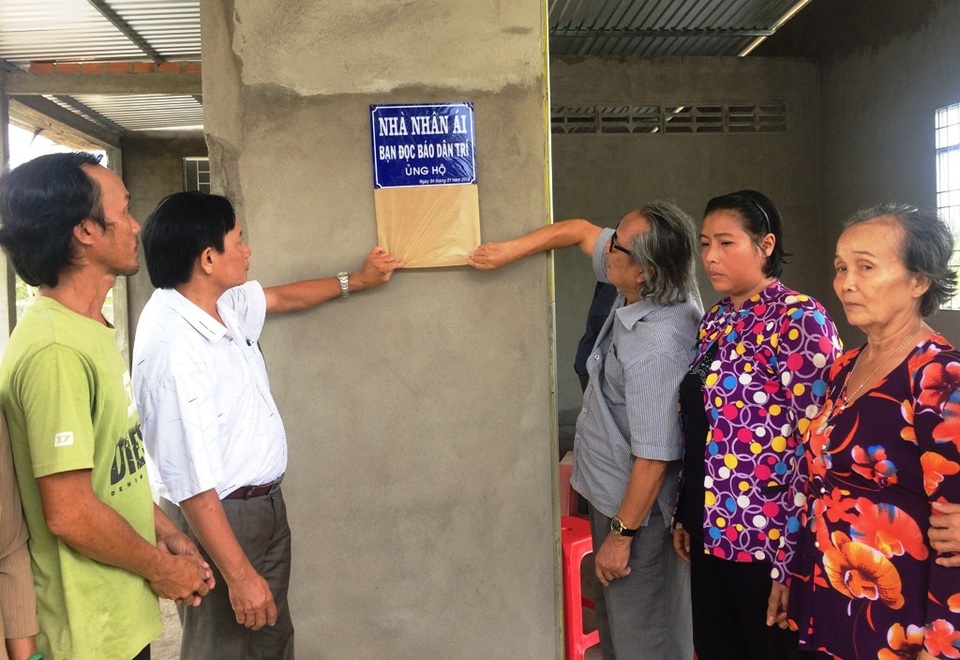 Gia đình anh Hồ Văn Cường có nhà mới - 5 Nhà báo Phan Huy – Trưởng văn phòng đại diện báo Dân trí khu vực ĐBSCL và ông Nguyễn Quốc Thắng - Phó Chủ tịch thường trực Hội chữ thập đỏ huyện Cầu Kè thực hiện nghi lễ mở bản nhà Nhân ái