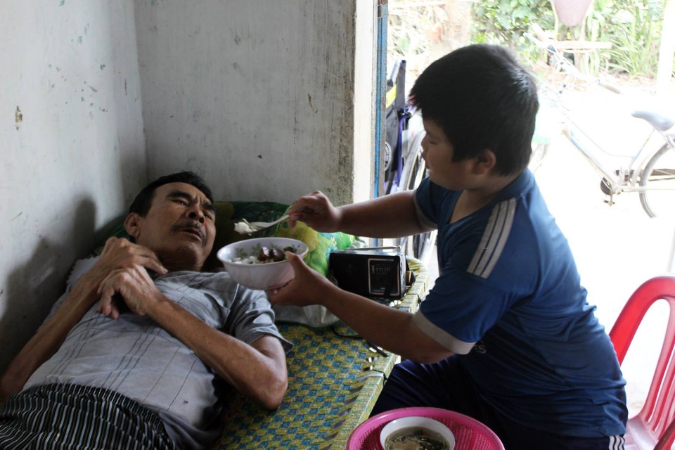 Không tiền phẫu thuật, bé 8 tuổi khổ sở với bàn chân chỉ còn... một ngón - 5 Ông Thinh bị tai biến dẫn đến bại liệt đã hai năm nay, mọi ăn uống vệ sinh đều nhờ con cháu chăm sóc