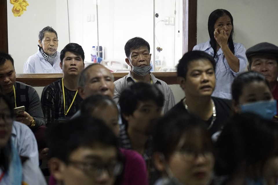 Quên đau đớn, bệnh nhân cùng bác sĩ hết mình cổ vũ U23 Việt Nam - 8 Một bệnh nhân nhiều tuổi theo dõi trận bóng qua chiếc TV ngoài hành lang từ trong phòng bệnh của mình.