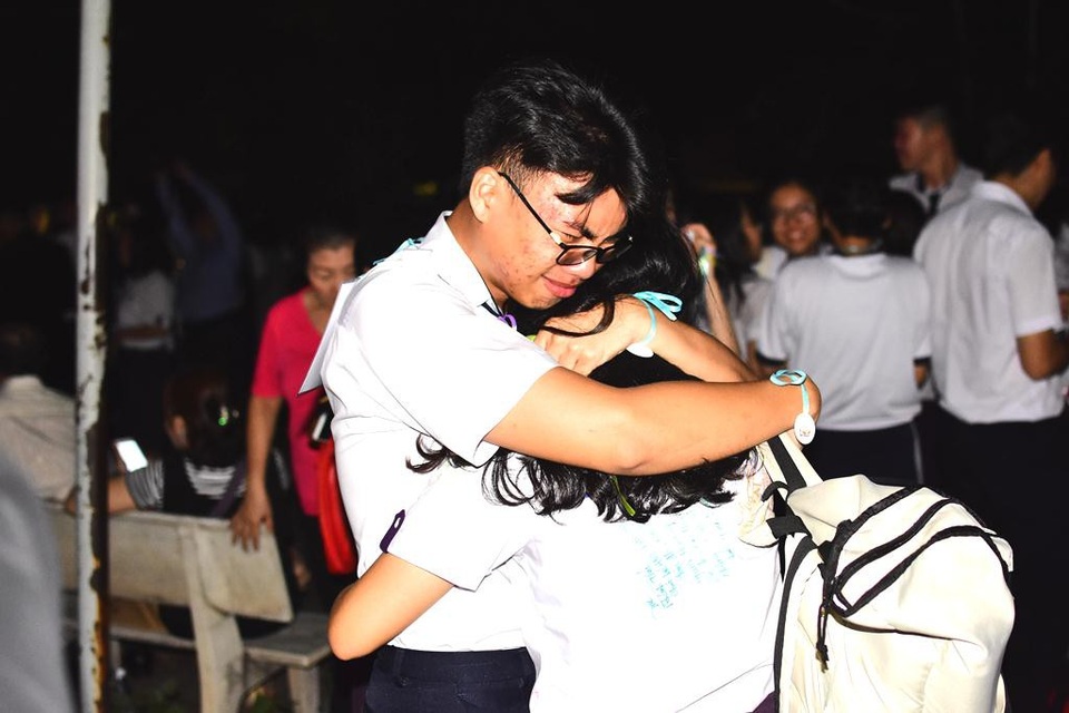 
Bỏ qua những e ấp thường ngày của tuổi ô mai, thời khắc này chỉ còn chỗ cho những cảm xúc luyến lưu, hoài niệm về một thời áo trắng…
