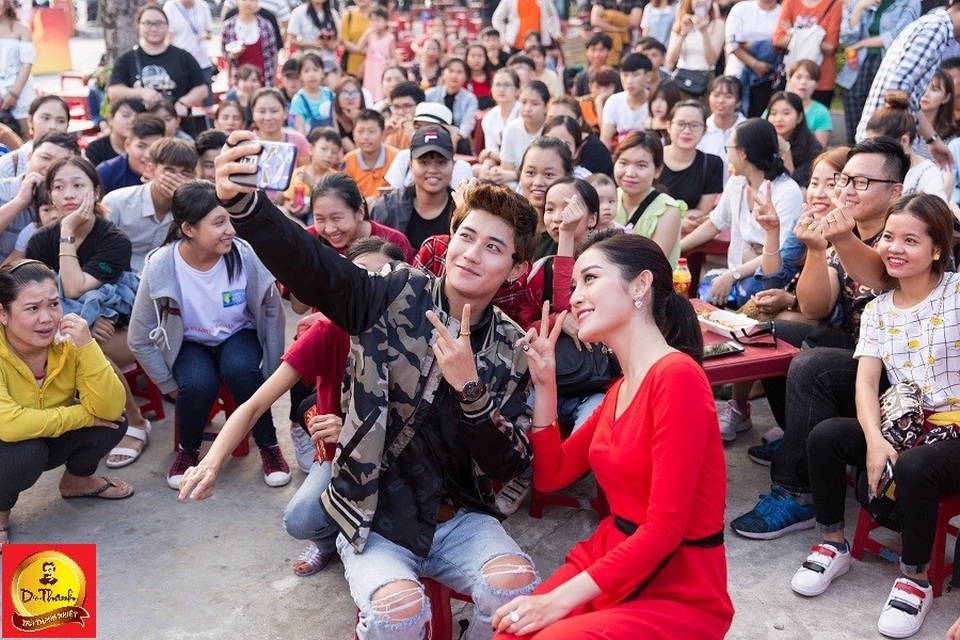 Không cần trốn nắng, Huyền My cùng hàng ngàn bạn trẻ tươi tắn quậy tưng Lễ hội “Phố hàng nóng” - 2
Trải nghiệm hàng trăm món ăn cay nóng châu Á mà còn được giao lưu và tham gia các thử thách cùng thần tượng.