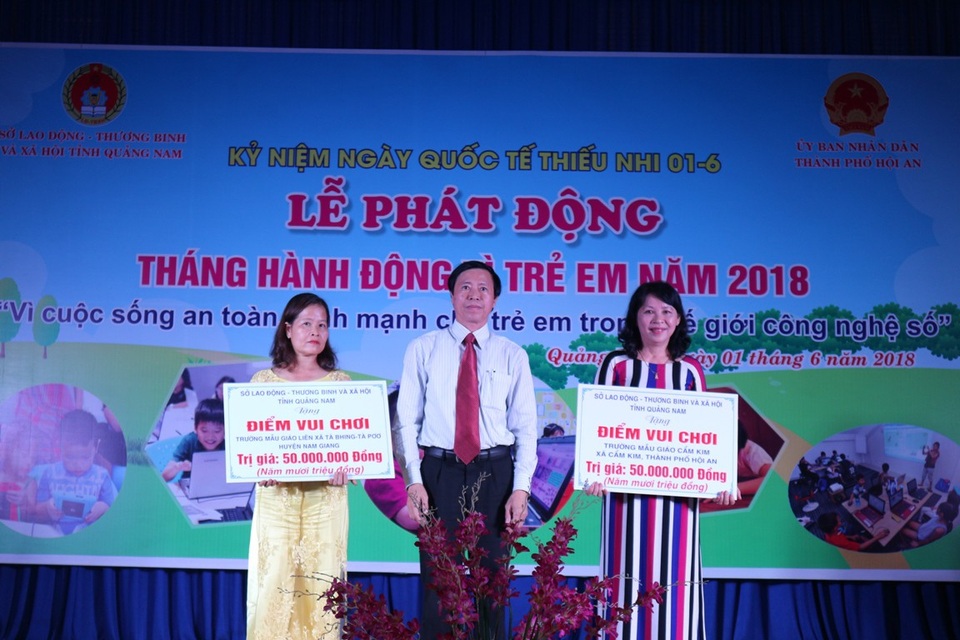 Bảo vệ trẻ em trong “Thế giới phẳng” - 2 Quỹ bảo trợ trẻ em tỉnh trao tiền hỗ trợ xây dựng nhà vui chơi, sinh hoạt cho trẻ em tại Trường mẫu giáo Cẩm Kim (xã Cẩm Kim - Hội An) và Trường mẫu giáo liên xã Bhing-Tà Pơơ (huyện Nam Giang)