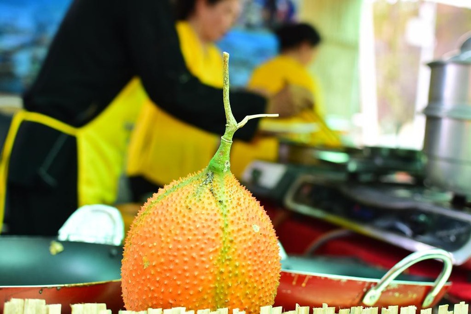 Độc đáo món bánh xèo làm từ quả gấc - 2 Nhiều nghiên cứu dịch tễ học của Mỹ về tác dụng của lycopen (có trong quả gấc) cho thấy ở những vùng người dân ăn nhiều loại trái có chứa lycopen thì tỷ lệ ung thư ống tiêu hóa (dạ dày, trực tràng, kết tràng…) thấp hơn những vùng người dân ăn ít hoặc không ăn. Tỷ lệ chết vì ung thư cũng giảm tới 50%.