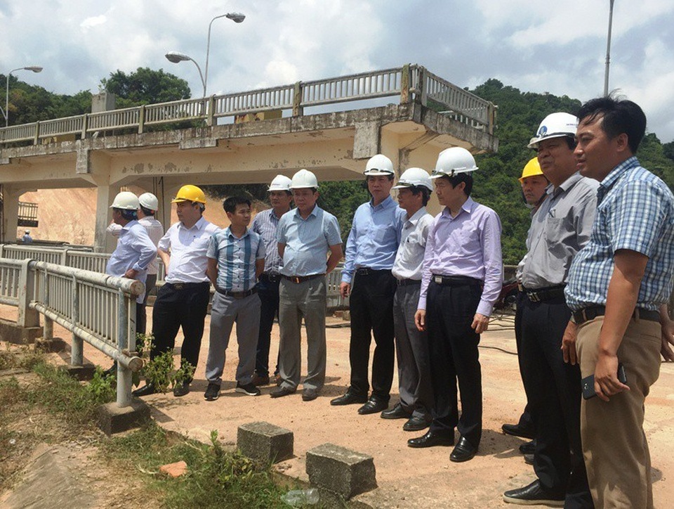 Chậm sửa chữa quả “bom nước” hồ Núi Một - 3 Đoàn công tác Trung ương do Tổng cục trưởng Tổng cục Thủy lợi Nguyễn Văn Tỉnh làm trưởng đoàn kiểm tra tiến độ thi công sửa chữa hồ Núi Một.