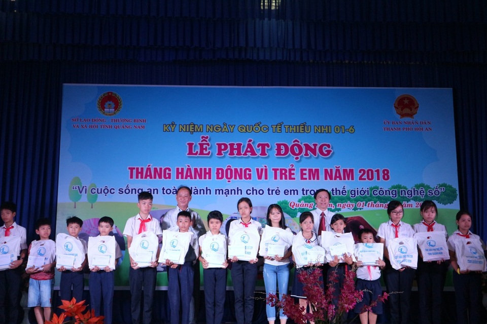 Bảo vệ trẻ em trong “Thế giới phẳng” - 3 Trao quà cho các em học sinh có hoàn cảnh khó khăn trên địa bàn TP Hội An. Trong đợt này, TP Hội An cũng đã có đợt trao quà đến Trung tâm trẻ em mồ côi tại thành phố