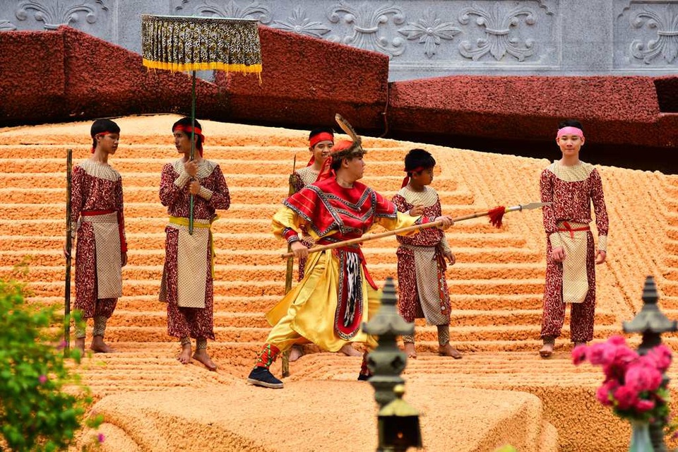 Không thể rời mắt trước màn giao đấu của Sơn Tinh và Thủy Tinh - 3
Sơn Tinh xuất hiện, xin được ứng tuyển làm chồng công chúa