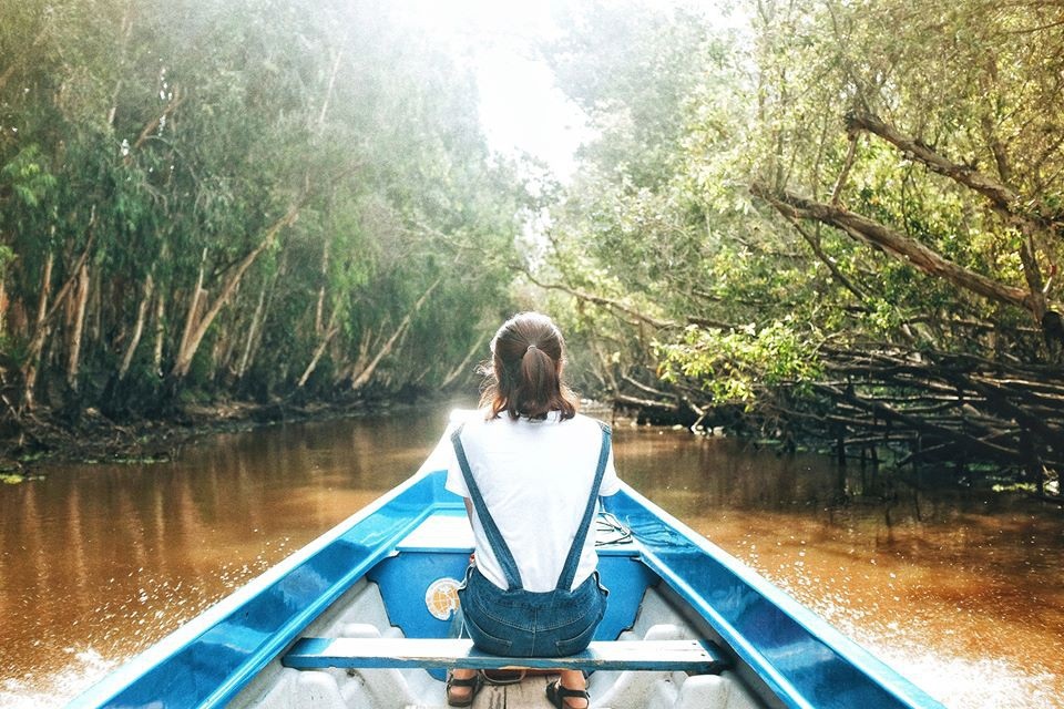 Hải Yến chụp ảnh tại rừng Tràm Trà Sư - An Giang trong chuyến xuyên Việt của mình.