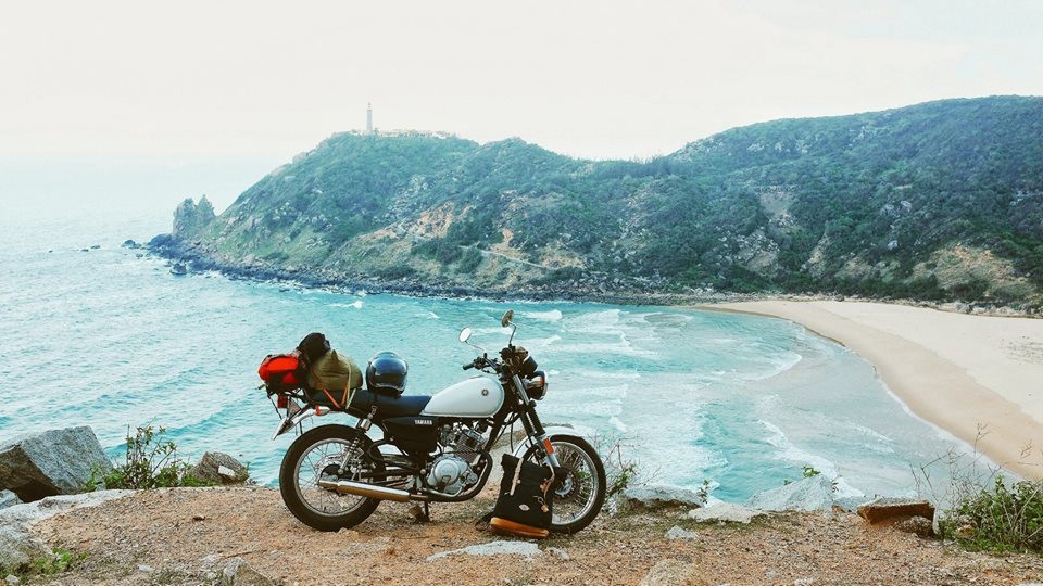 
Hải Yến xuất phát từ Hà Nội đi theo đường mòn Hồ Chí Minh. Trung bình mỗi ngày cô đi được khoảng 300km, Yến không mất nhiều thời gian tìm đường mà đi theo bản đồ Google map, biển chỉ dẫn hoặc hỏi người dân địa phương. Ngay cả việc tìm chỗ ăn, ngủ trong chuyến đi nữ phượt thủ cũng không đặt phòng trước mà mệt đâu sẽ chọn nghỉ ở đó. Việc ăn ngủ không phải là vấn đề và cũng không phải đặt phòng trước. Vì các dịch vụ như nhà nghỉ, khách sạn, hàng quán… rất nhiều và phong phú, chủ yếu là bạn lựa chọn để phù hợp với điều kiện của bản thân”, Hải Yến nói.
