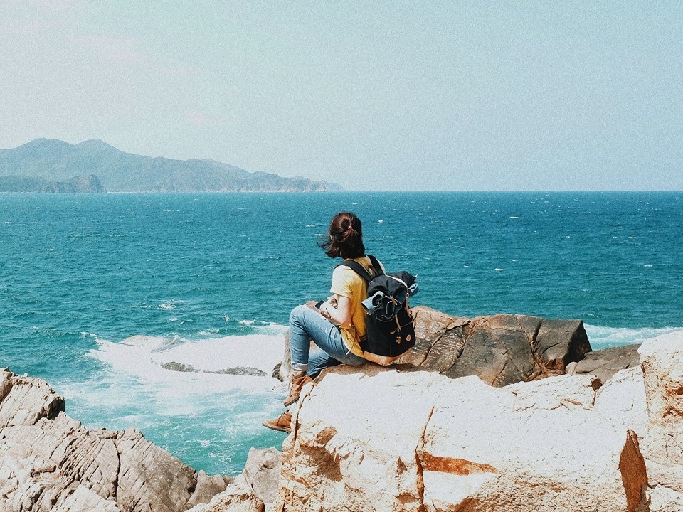 Để có được những bức ảnh đẹp, trước chuyến đi Hải Yến chuẩn bị 1 máy ảnh Fujifilm X100T có chức năng Remote chụp điều khiển từ xa và Wifi để kết nối với điện thoại, chân máy ảnh và gậy “tự sướng”. 9x này cũng mang theo một số dụng cụ “sống ảo” như: cốc men, chai nước, ghế xếp … Theo Yến, ngoài tác dụng hỗ trợ trên chuyến đi các đồ vật này được dùng như những phụ kiện để tạo ra những bức ảnh “thần thánh”.